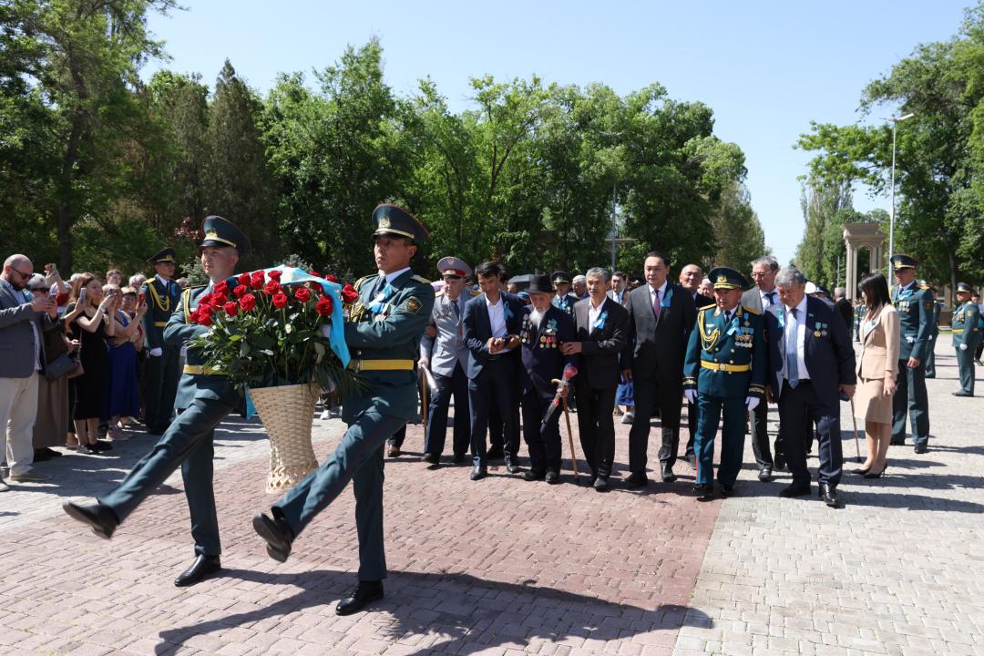 В Жамбылской области прошла церемония возложения цветов к Вечному огню